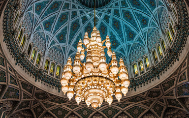 Prächtiges Interieur der Sultan-Qabus-Moschee in Maskat, Oman
