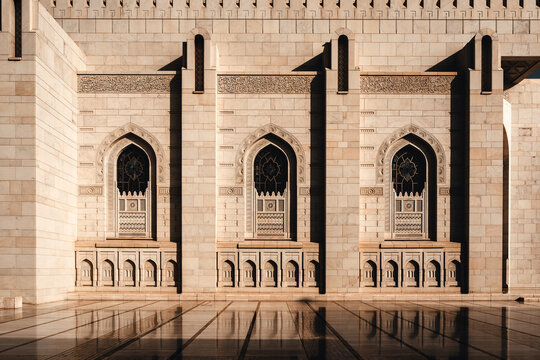 Majest&auml;tische Au&szlig;enansicht der Sultan-Qabus-Moschee in Maskat, Oman