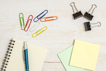 デスク俯瞰｜クリップ,ノート,付箋,ペン