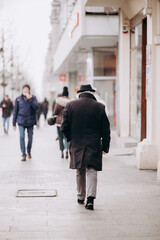 Ludzie spacerujący ulicą © rozentuzjazmowany