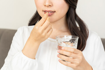 薬を飲むアジア人女性01