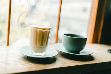 カフェで食べる朝食とコーヒー