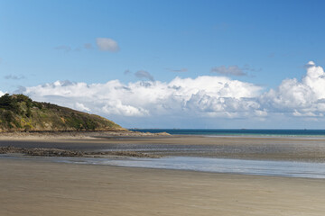 plage de binic à marée basse et sous un ciel nuageux - cote armor, bretagne nord