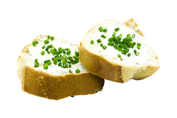 Baguettescheiben mit Frischkäse und Schnittlauch freigestellt studio