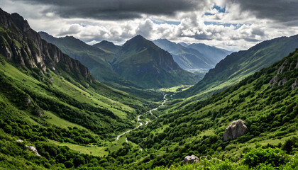 le paysage montagneux verdoyant