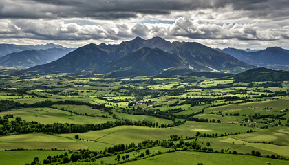 Obraz premium Paysage verdoyant sous un ciel nuageux
