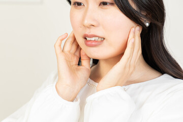 顎の痛みを感じるアジア人女性01