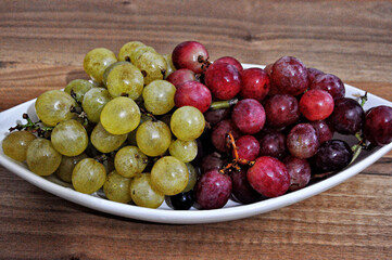 Red and green grapes on the plate