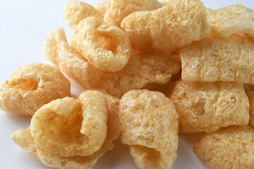 チチャロン　メキシコやフィリピンで食べられる豚の皮（豚皮）のスナック　コピースペースあり　白背景　 Chicharon　(chicharrón, chicharron), pork skin (pig skin) snack, eaten in Mexico and the Philippines, copy space available, white background  © Manuela