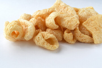 チチャロン　メキシコやフィリピンで食べられる豚の皮（豚皮）のスナック　コピースペースあり　白背景　 Chicharon　(chicharrón, chicharron), pork skin (pig skin) snack, eaten in Mexico and the Philippines, copy space available, white background
