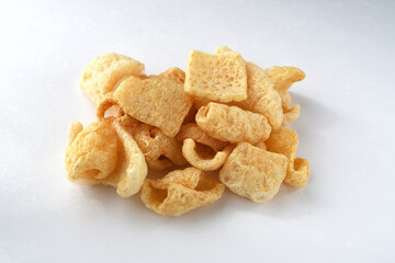 チチャロン　メキシコやフィリピンで食べられる豚の皮（豚皮）のスナック　コピースペースあり　白背景　 Chicharon　(chicharrón, chicharron), pork skin (pig skin) snack, eaten in Mexico and the Philippines, copy space available, white background
