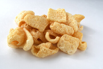 チチャロン　メキシコやフィリピンで食べられる豚の皮（豚皮）のスナック　コピースペースあり　白背景　 Chicharon　(chicharrón, chicharron), pork skin (pig skin) snack, eaten in Mexico and the Philippines, copy space available, white background
