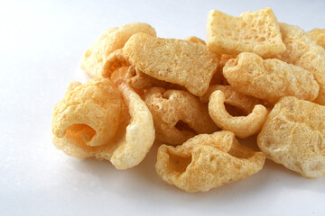 チチャロン　メキシコやフィリピンで食べられる豚の皮（豚皮）のスナック　コピースペースあり　白背景　 Chicharon　(chicharrón, chicharron), pork skin (pig skin) snack, eaten in Mexico and the Philippines, copy space available, white background
