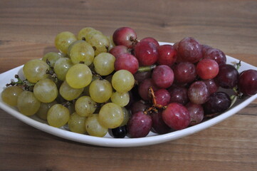 Red and green grapes on the plate