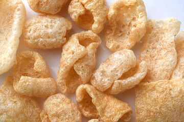 チチャロン　メキシコやフィリピンで食べられる豚の皮（豚皮）のスナック　白背景　 Chicharon　(chicharrón, chicharron), pork skin (pig skin) snack, eaten in Mexico and the Philippines, white background

