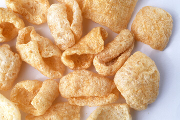 チチャロン　メキシコやフィリピンで食べられる豚の皮（豚皮）のスナック　白背景　 Chicharon　(chicharrón, chicharron), pork skin (pig skin) snack, eaten in Mexico and the Philippines, white background
