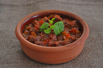 Meat sauteed in the crock