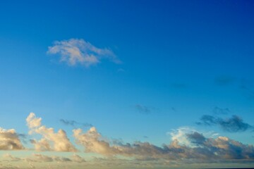 Fototapeta premium 広がる青空と夕焼け雲
