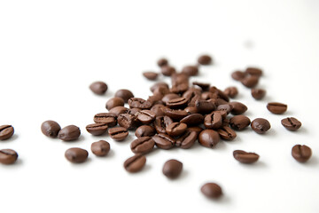 Naklejka premium A pile of coffee beans on a white background