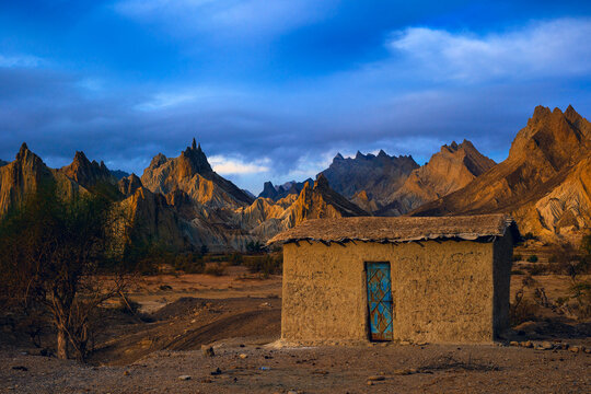 Hingol National Park.
Hingol National Park is one of the largest national parks in Pakistan, located in the Makran coastal region. The park covers an area of about 6,100 square kilometers.
