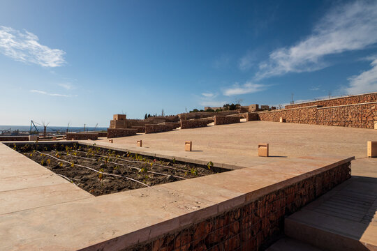 Neuer Park am San Cristobal Hill mit Blick zum Hafen und zum Monumentalkomplex der Alcazaba in Almer&iacute;a, Andalusien, Spanien