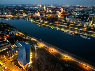 Widok na Wawel w Krakowie, Polska zdjęcie z drona po zachodzie słońca - Marzec 2025r. 