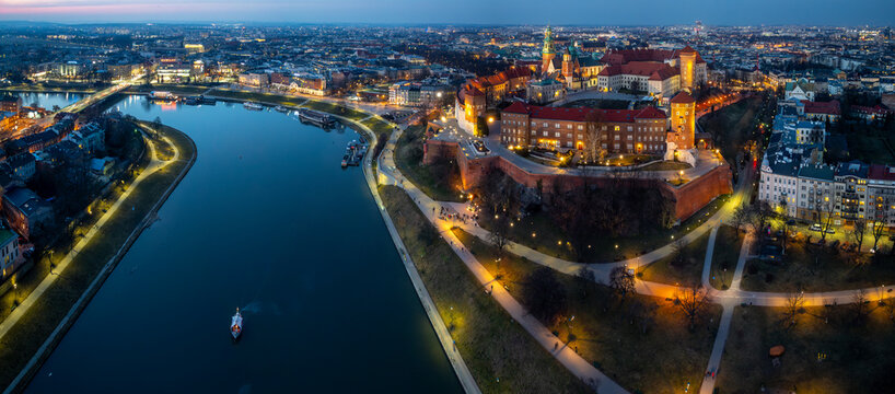 Widok na Wawel w Krakowie, Polska zdjęcie z drona po zachodzie słońca - Marzec 2025r. 