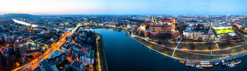 Widok na Wawel w Krakowie, Polska zdjęcie z drona po zachodzie słońca - Marzec 2025r. 