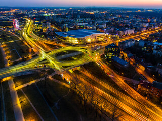 Rondo Grunwaldzkie oświetlone wieczorową porą. Kraków, Polska