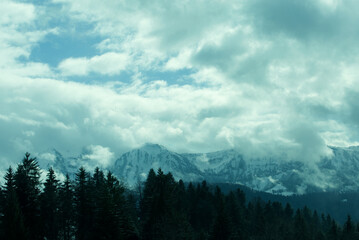 Wolken über einer Berglandschaft