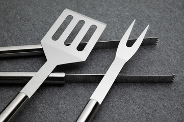 , Deutschland, 15.03.2025,  Hochwertiges Edelstahl-Grillbesteck, bestehend aus Grillzange,...