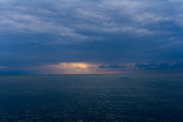 Cielo nublado con rayos de sol mar 