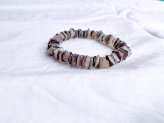 Bracelet with square cut hammer shell beads