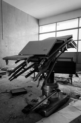 Una poltrona chirurgica rotta sistemata al centro di un androne dell'ospedale abbandonato del Lido...