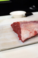 carne roja para cortar en filetes en una tabla de corte de cocina