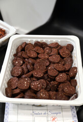 morcilla de cerdo cortada en rodajas en una bandeja para freír