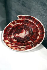 plato de jamón ibérico de bellota en finas lonchas para degustar