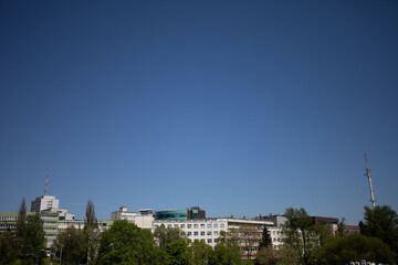 Obraz premium A stunning urban skyline showcases modern architecture under a clear blue sky in this city