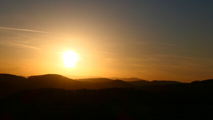 Sonnenuntergang im orangen Himmel über der Buckligen Welt, Niederösterreich 