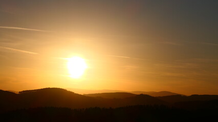 Abendsonne im orangen Himmel über der Buckligen Welt, Niederösterreich 