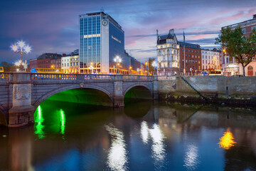 O'Connell Bridge over Liffey River under evening sky in Dublin, Ireland