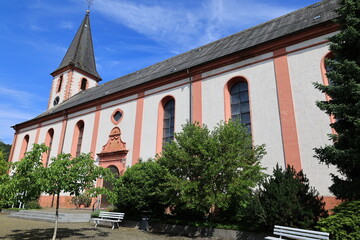 Blick auf die Katholische Stadtpfarrkirche Sankt Symphorian im Zentrum der Stadt Zell am...