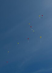 Bunte Luftballons steigen in den Himmel – Freiheit und Leichtigkeit