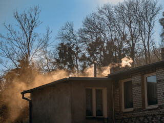 Dym z komina starego domu. © EwaAF