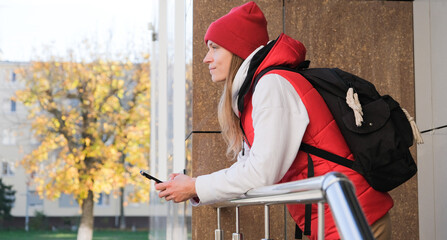 Obraz premium sportive Caucasian woman chatting using smartphone in the street outdoors