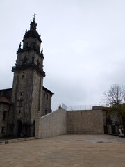 Esencia vasca: frontón e iglesia en Otxandio, Bizkaia.