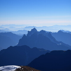 Fototapeta premium Majestic mountain range with snow-capped peaks under a clear blue sky