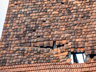 Kaputtes Dach einer alten Scheune