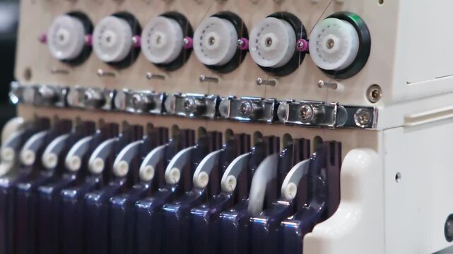 Industrial machine for embroidery of multi-colored threads on fabric