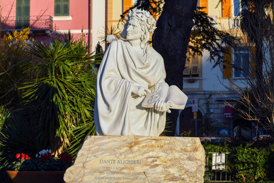 Statue von Dante Alighieri in Lerici, Ligurien 